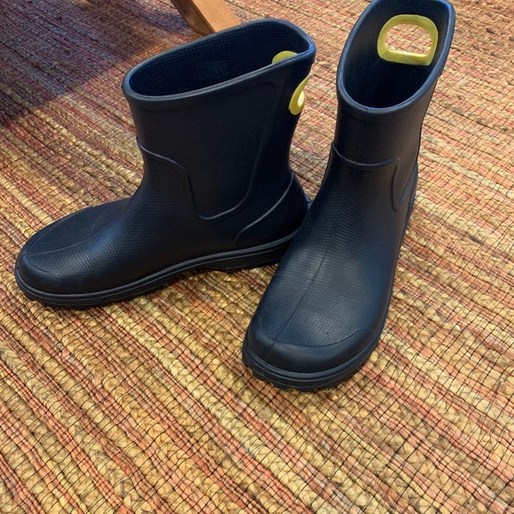 crocs rain boots size 9